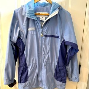 Lined two-tone Columbia zip up windbreaker.